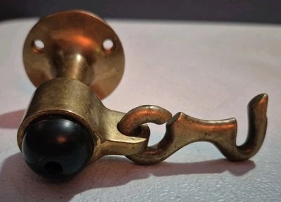 Tope de puerta vintage de latón con gancho Foto 1 de 4