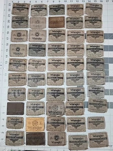 Lotto di 50 etichette in pelle con logo marca abbigliamento moderno vintage arti e mestieri  - Foto 1 di 7