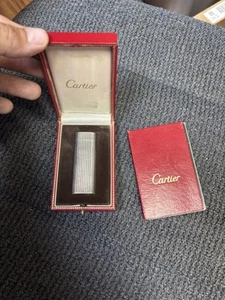 Cartier accendino ovale vintage in argento scanalato strisce verticali funziona. Senza selce. - Foto 1 di 7