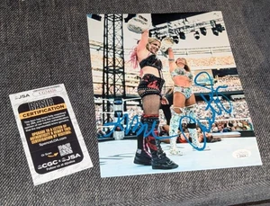 WWE ALEXA BLISS & Charlotte Flair SIGNIERTES TAG TEAM CHAMPIONS 8 X 10 FOTO JSA COA - Bild 1 von 3