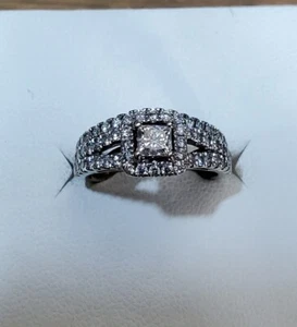 14 Karat Weißgold Prinzessin Schliff Diamant Halo geteilter Schaft Ehering Größe 4,5 - Bild 1 von 10