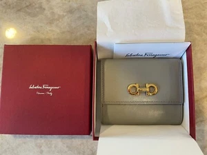 Salvatore Ferragamo Shell grau Geldbörse Ausweis Kreditkarte Scheine Kleingeld Geldbörse Etiketten Box - Bild 1 von 14