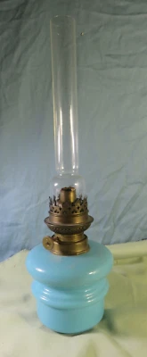 Lampe à pétrole ancienne en opaline turquoise, avec son verre en cristal. - Photo 1/4
