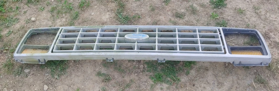 80 81 82 83 84 85 86 87 88 91 1979 Ford Econoline E150 E250 E350 parrilla OEM  Foto 1 de 4