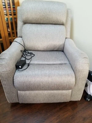 全新电动躺椅,从 Raymore & Flannagan 购买 — 第 1/3 张图片