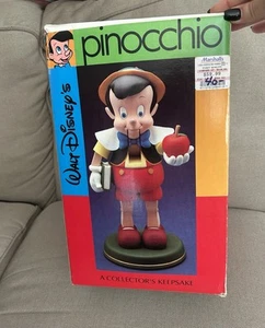 Walt Disney Company Kurt Adler Pinocho Cascanueces Sosteniendo Manzana y Libro NUEVO - Imagen 1 de 7