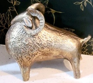 Pisapapeles grande vintage de latón Ram figura metal fundido MCM - Imagen 1 de 4