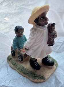 Figura Niña Afroamericana Resina con Su Muñeca - Hermano en Carro 4.25" Alto - Imagen 1 de 4