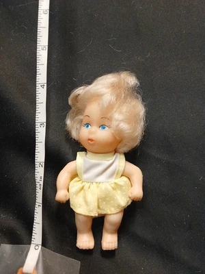 Muñeca Baby Pee Wee vintage rubia Uneeda 4" China Foto 1 de 4