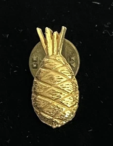 Vintage goldfarbene Ananas Mütze Schal Anstecknadel Krawattennadel Pinback - Bild 1 von 8