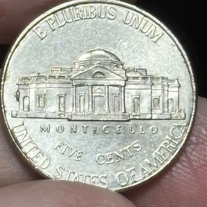 2018 P Nickel With A Beehive On The Side Of The Building.An Unusual Die Chip. - Picture 1 of 3