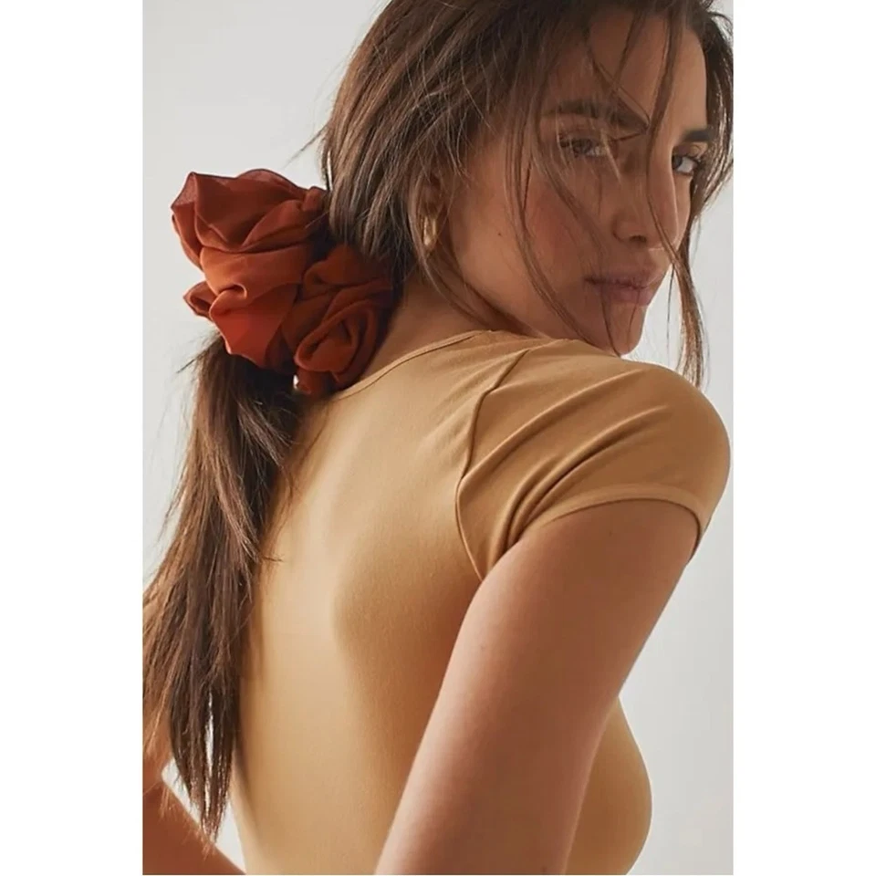 Free People X Kaxi Chifón Jumbo Scrunchie Marrón Chocolate Nuevo con Etiquetas Coqueta Delicada Foto 1 de 4