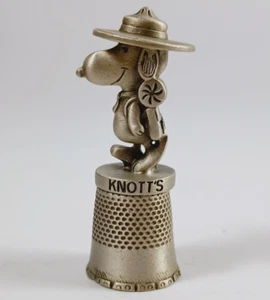 Raro Dedal de Peltre Vintage 1958 UFS Knotts Berry Farm Ranger Snoopy. - Imagen 1 de 5