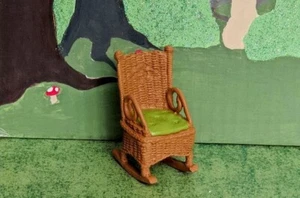 Fiddlehead Fairy Garden Miniatur braun Korb Schaukelstuhl mit Kissen NEU - Bild 1 von 8