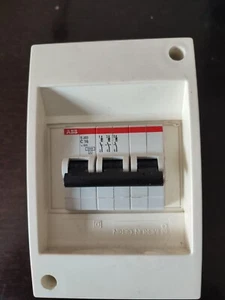Interruttore ABB S203-C16 LS C16/6kA fusibile automatico interruttore protezione - Foto 1 di 3