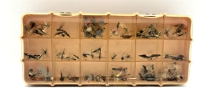 Vintage Sampo, Inc. Caja de pesca con mosca ~ con bisagras ~ 18 compartimentos con 108 moscas - Imagen 1 de 11