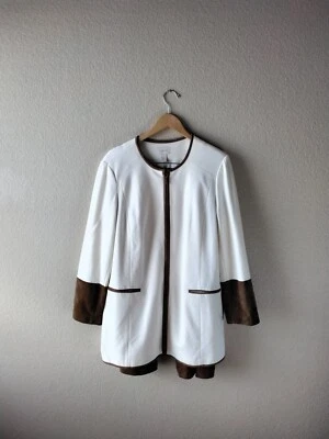 Chaqueta Chico's y traje de gamuza sintética recortada de pierna ancha Foto 1 de 4