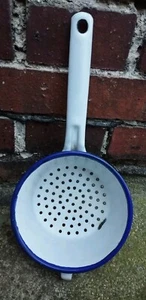 altes Email-Sieb / Stielsieb / Durchschlagsieb / Abtropfsieb, Netzmuster - Bild 1 von 6