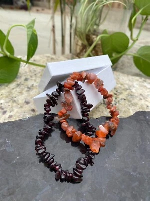 Brazalete elástico dúo de cornalina + astillas de piedras preciosas irregulares naturales Foto 1 de 4