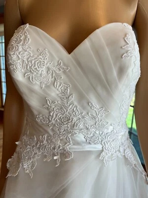 *Vestido de novia Allure marfil de tul con cuentas de encaje sin tirantes talla 12 Foto 1 de 4