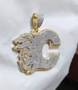 Ciondolo Uomo Lettera "C" Personalizzata Moissanite Taglio Tondo 3,00Ct Placcato Oro Giallo 14K - Foto 1 di 3