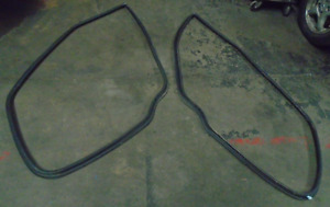 98 99 00 VOLVO S70 FRONT DOORS RUBBER WEATHER STRIPPING SEAL SET PAIR BOTH OEM