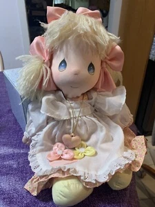 Vintage Precious Moments Mädchen Puppe Love is Patient Medaillon Applaus selten neuwertig - Bild 1 von 12