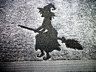 SILUETA DE BRUJA, DISEÑO BORDADO, TOALLA DE MANO GRIS OSCURO Foto 1 de 3