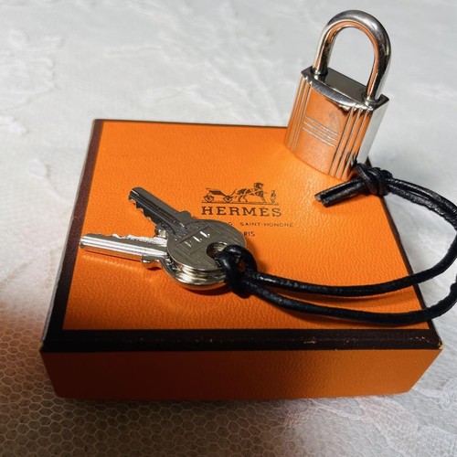 HERMÈS HERMES Portachiavi design lucchetto metallo argento con 2 chiavi elegante portachiavi