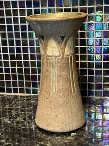 Roseville Vaso Ceramica 164 Mostique Grigio 1916 Arti e Mestieri Fiore Giallo 10” EX - Foto 1 di 8