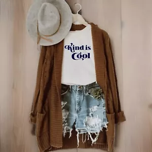 KIND IS COOL T-shirt donna grande bianca Bella+tela grafica maglietta new age citazioni - Foto 1 di 8