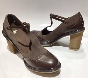 Dr. Martens Karishma Brogue T-Bar tacco pelle marrone e camoscio taglia 9 nuovo senza scatola - Foto 1 di 8