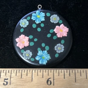 Colgante Vintage Redondo Baquelita Negra Flores Margarita 1 1/2" - Imagen 1 de 4