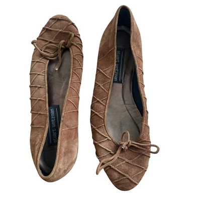Zapatos planos de ballet Stuart Weitzman de gamuza de cuero marrón Foto 1 de 3