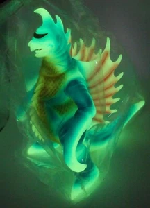 2023 Marusan Seiki no Daikaiju 350 Godzilla Kaiju Gigan 1972 Glow in the Dark - Imagen 1 de 6
