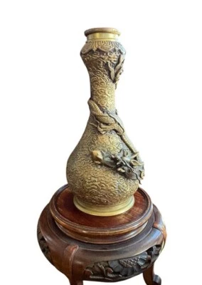 Jarrón chino de bronce 17/18 C. Dragón con huevo en mano volando en las nubes Foto 1 de 4