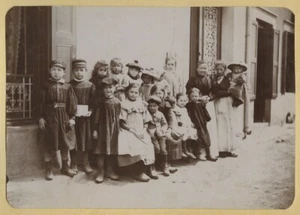 Classe d'école dans la rue. Garçons en blouse. Enfants. Citrate circa 1900. - Imagen 1 de 1