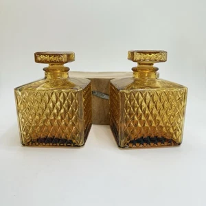 Zwei Mid Century Braunglas Karaffen mit Rautenspitze Muster Vintage Barware - Bild 1 von 11