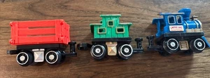 Lincoln Logs Blue Woodland Express Train Locomotive , Green Coach and, Red Open - Picture 1 of 9