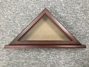 Vitrine drapeau palissandre avec socle pour drapeau plié 13 1/2 x 7 - Photo 1 sur 2