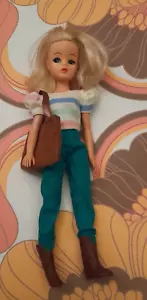 VINTAGE SINDY DOLL WITH CLOTHTES & COWBOY BOOTS 033055X - Picture 1 of 2