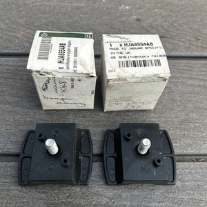 REAR BUMPER SIDE MOUNT GUIDE BLOCK / SLIDE - Jaguar XK8 XKR 1996-2006 x2 -pair - Picture 1 of 4