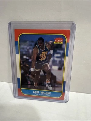 Tarjeta de novato Fleer Karl Malone #68 (RC) 1986-87 Utah Jazz Salón de la fama Foto 1 de 4