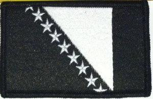 Parche de bandera de Bosnia con gancho y sujetador de bucle B & W emblema bosnio borde negro - Imagen 1 de 1