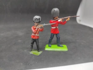 Britains 2 SOLDATS en plomb 1 Plastique  anglais garde royale fusil en joue - Foto 1 di 8