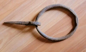 ANTIQUE VTG OLD HAND FORGED IRON HORSE TACK RING HITCH BARN PRIMITIVE RUSTIC  - Picture 1 of 9