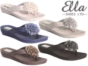Damen Flip Flops Sandalen Komfort Zehenpfosten Sommer Strand niedriger Keilabsatz Blume Ella - Bild 1 von 7