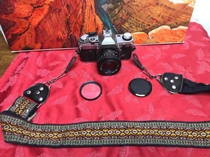 Cámara fotográfica Canon AE-1 35 mm SLR con lente Canon FD 50 mm f/1,8 - Probada 600+ Vendida - Imagen 1 de 9