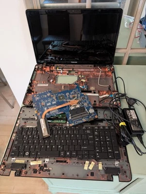 Toshiba Laptop Ersatzteile Netzteil Etc.  Ausgeschlachtet - Bild 1 von 4
