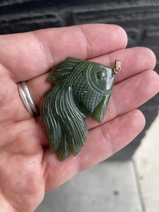 Vintage 14K Gelbgold Jade geschnitzter Koi Fisch Verstärker Anhänger - Bild 1 von 4